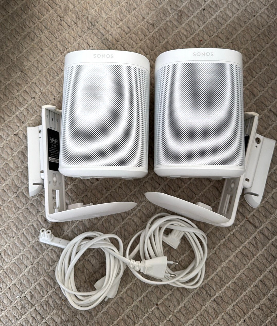 Sonos one speakers met muurbeugels