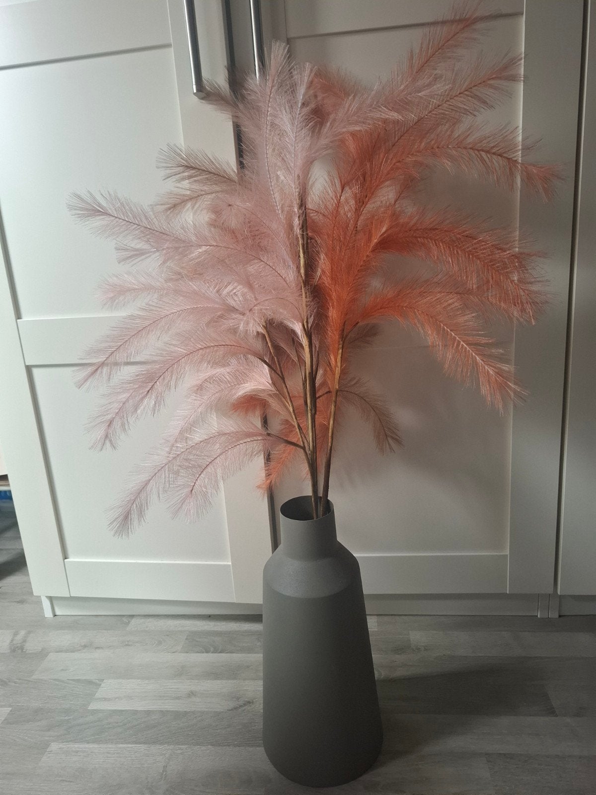Stijlvolle vaas met pluimen - Grijs en roze/oranje, Overige materialen, Geschikt voor droogbloemen, Ophalen of Verzenden, Zo goed als nieuw