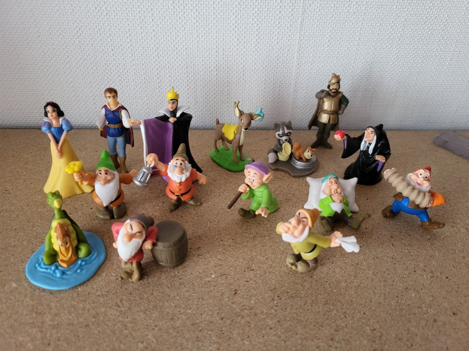 Sneeuwwitje en de Zeven Dwergen figuren set, Ophalen of Verzenden, Sneeuwwitje of Doornroosje, Zo goed als nieuw, Beeldje of Figuurtje