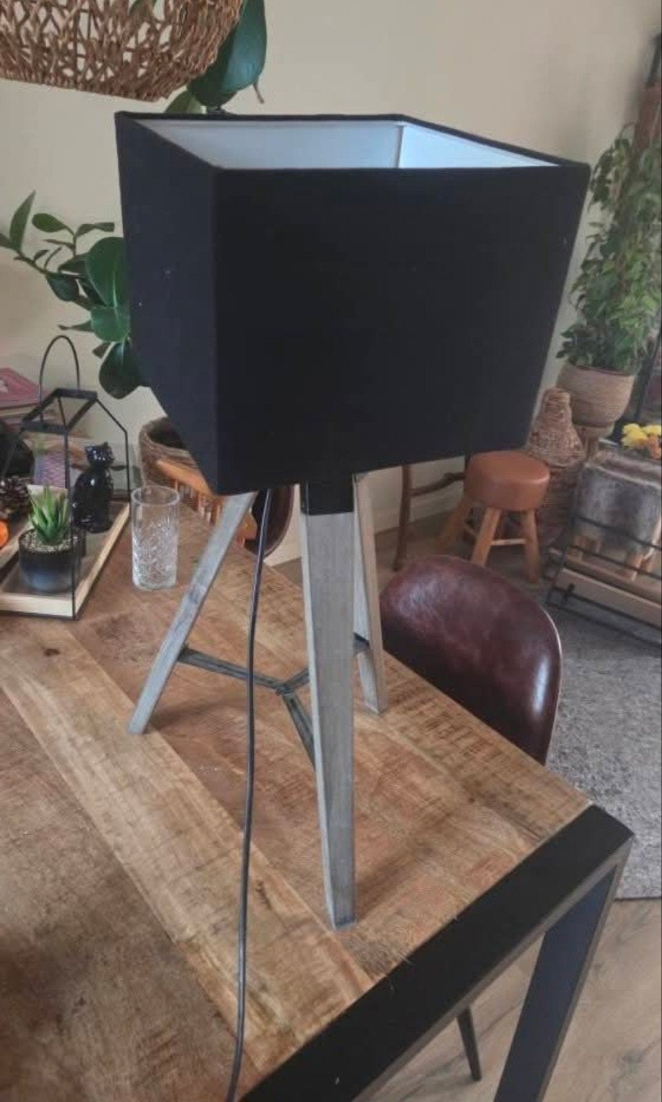Moderne tafellamp met houten driepoot en zwarte kap, Huis en Inrichting, Ophalen, Hout, Zo goed als nieuw, Zwart