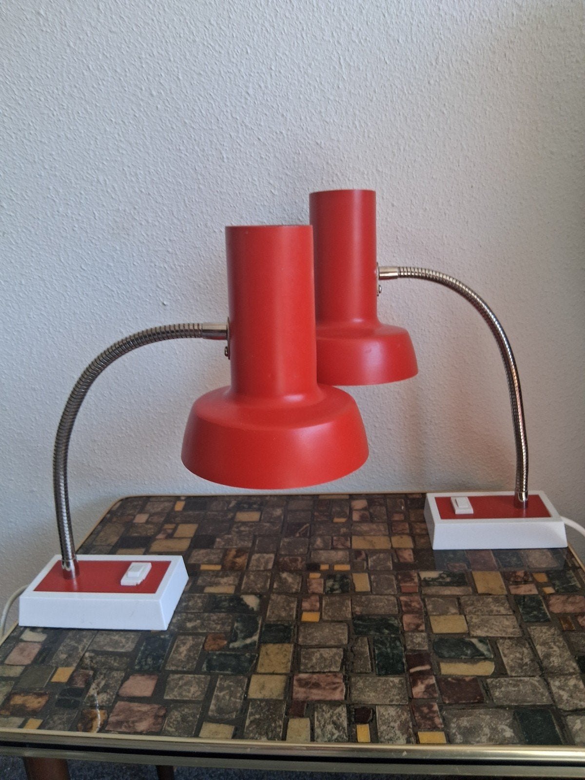 Set 2 identieke vintage rode SIS tafellampen, Ophalen of Verzenden