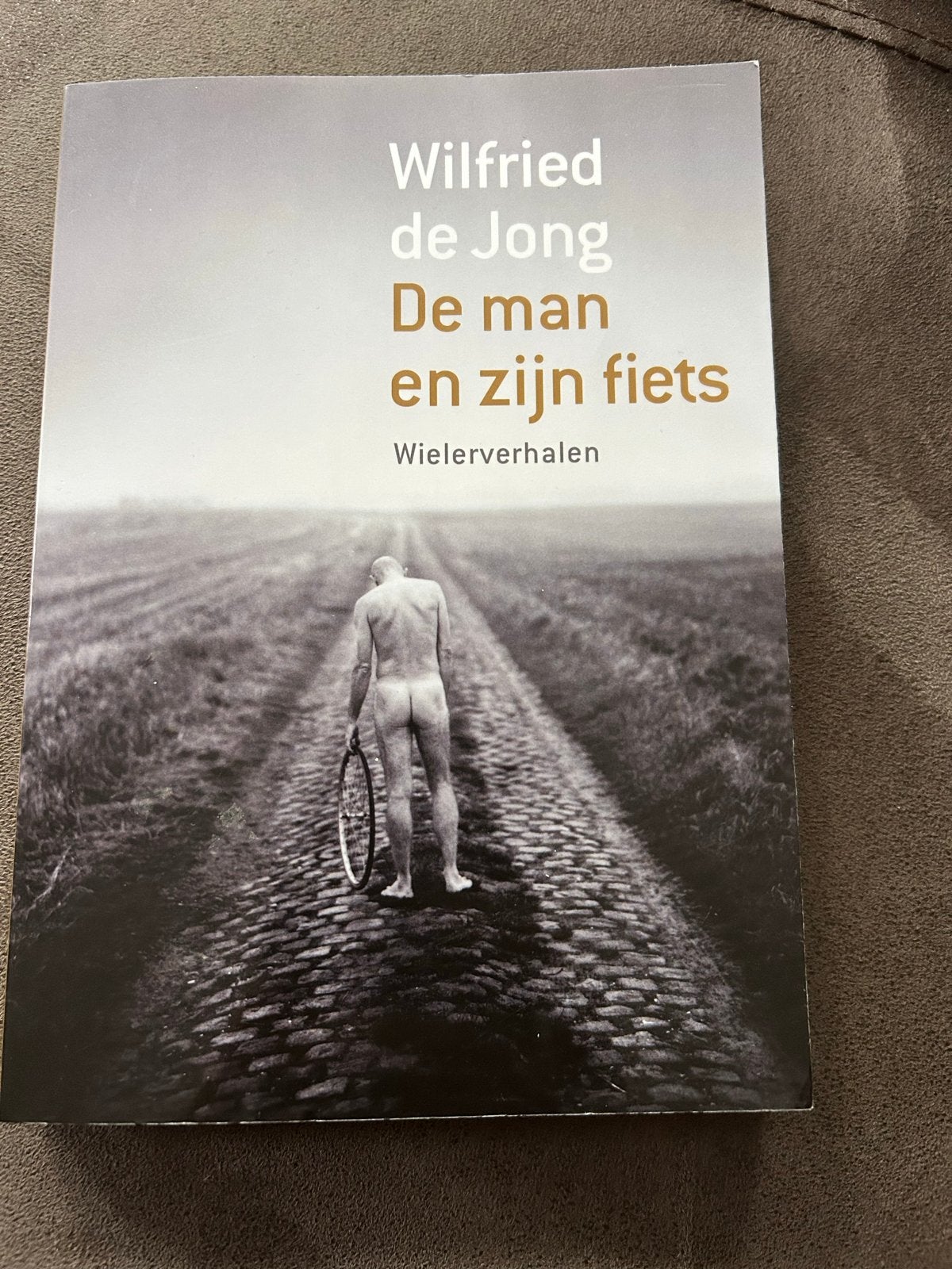 Wilfried de Jong - De man en zijn fiets (Wielerverhalen), Ophalen of Verzenden, Zo goed als nieuw, Lopen en Fietsen