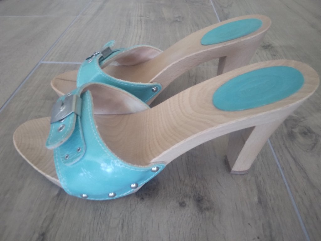 BIJNA NIEUW!!! Hoge lichtblauwe leren kleppers Scholl mt 38, Kleding | Dames, Schoenen, Scholl, Blauw, Zo goed als nieuw, Sandalen of Muiltjes