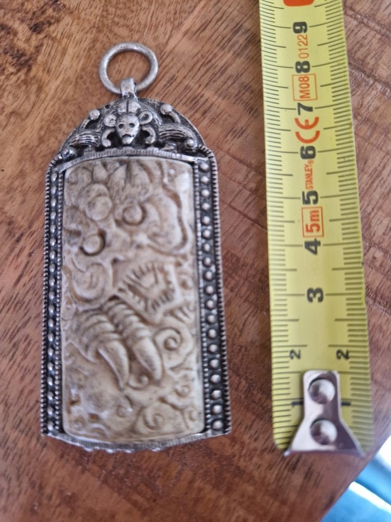 Antieke, Tibetaanse hanger met been., Ophalen of Verzenden, Overige materialen, Hanger