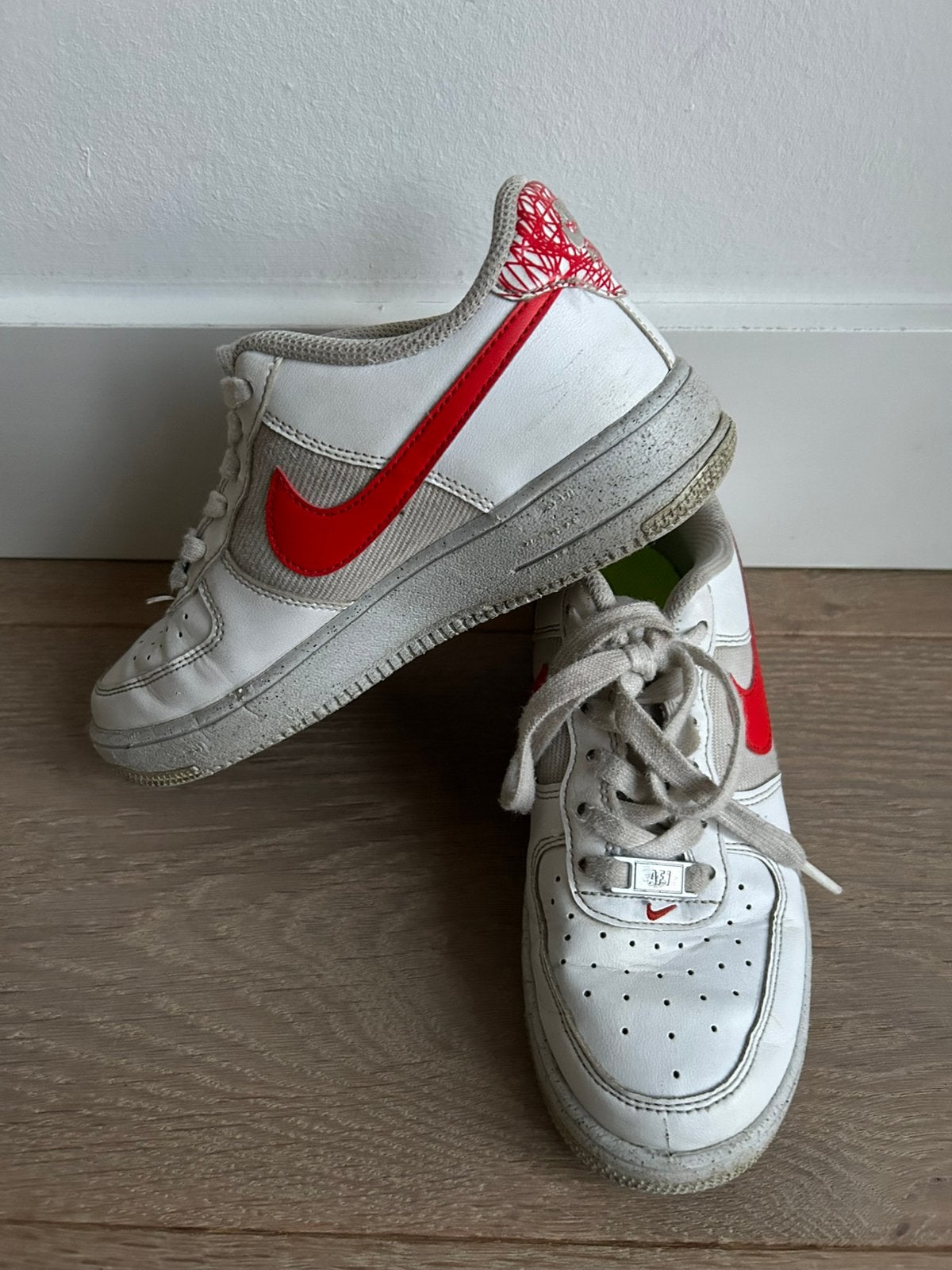 wit/rood leren sneakers NIKE Air Force 1 maat 36, Gebruikt, Sportschoenen, Ophalen of Verzenden, Jongen