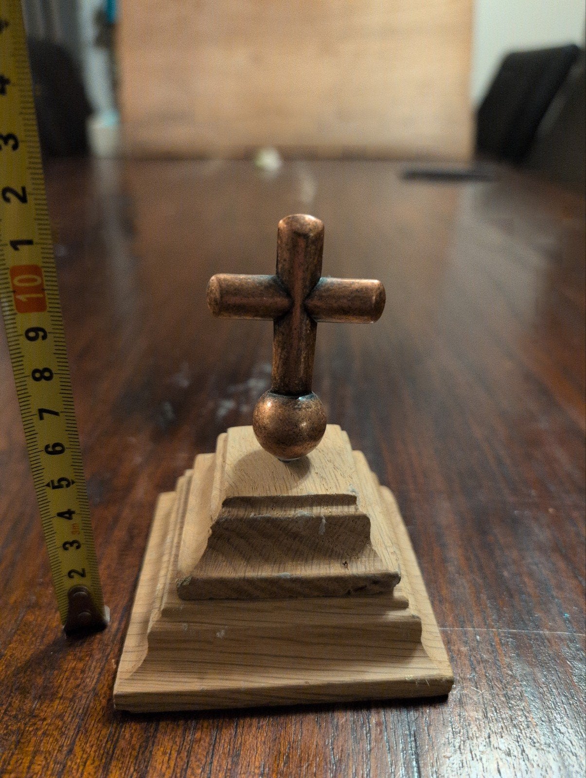 Koperen Kruis op Houten Voetstuk - Religieuze Decoratie, Ophalen of Verzenden