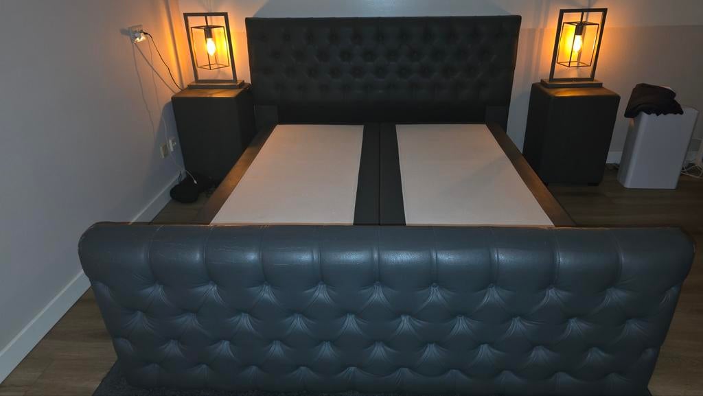 Goede Boxspring in grijs antraciet met matrassen, Huis en Inrichting, Slaapkamer | Boxsprings, Ophalen, Gebruikt, Tweepersoons