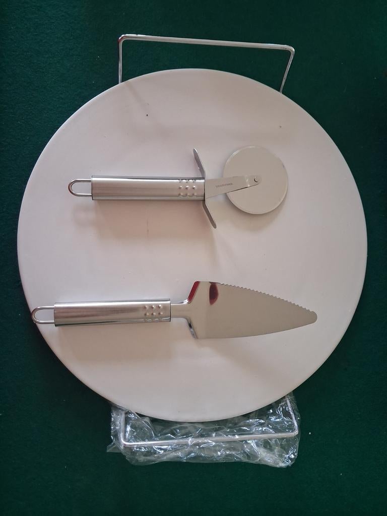 Nieuwe ronde pizzasteen 33 cm met snijder en schep, Ophalen, Nieuw