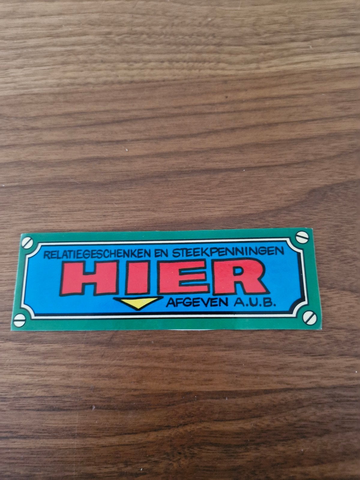 10149  sticker: Relatiegeschenken en steekpenningen HIER, Ophalen of Verzenden, Nieuw, Overige typen