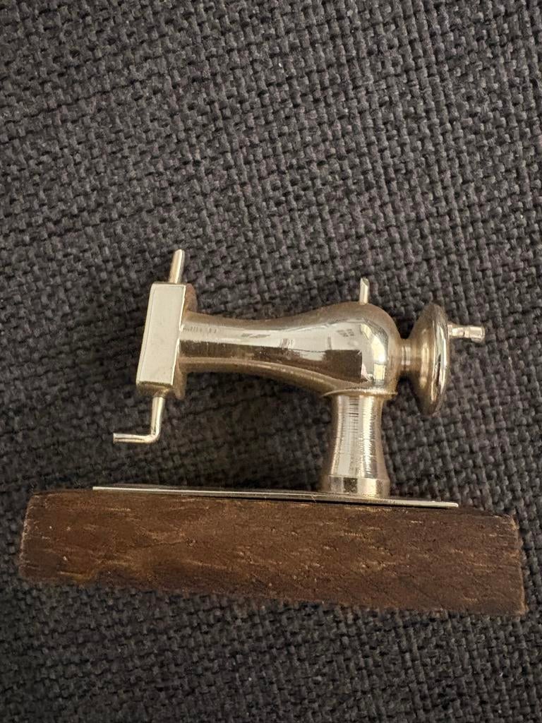 Miniatuur naaimachine messing 6 x 5 cm, Ophalen, Minder dan 25 cm