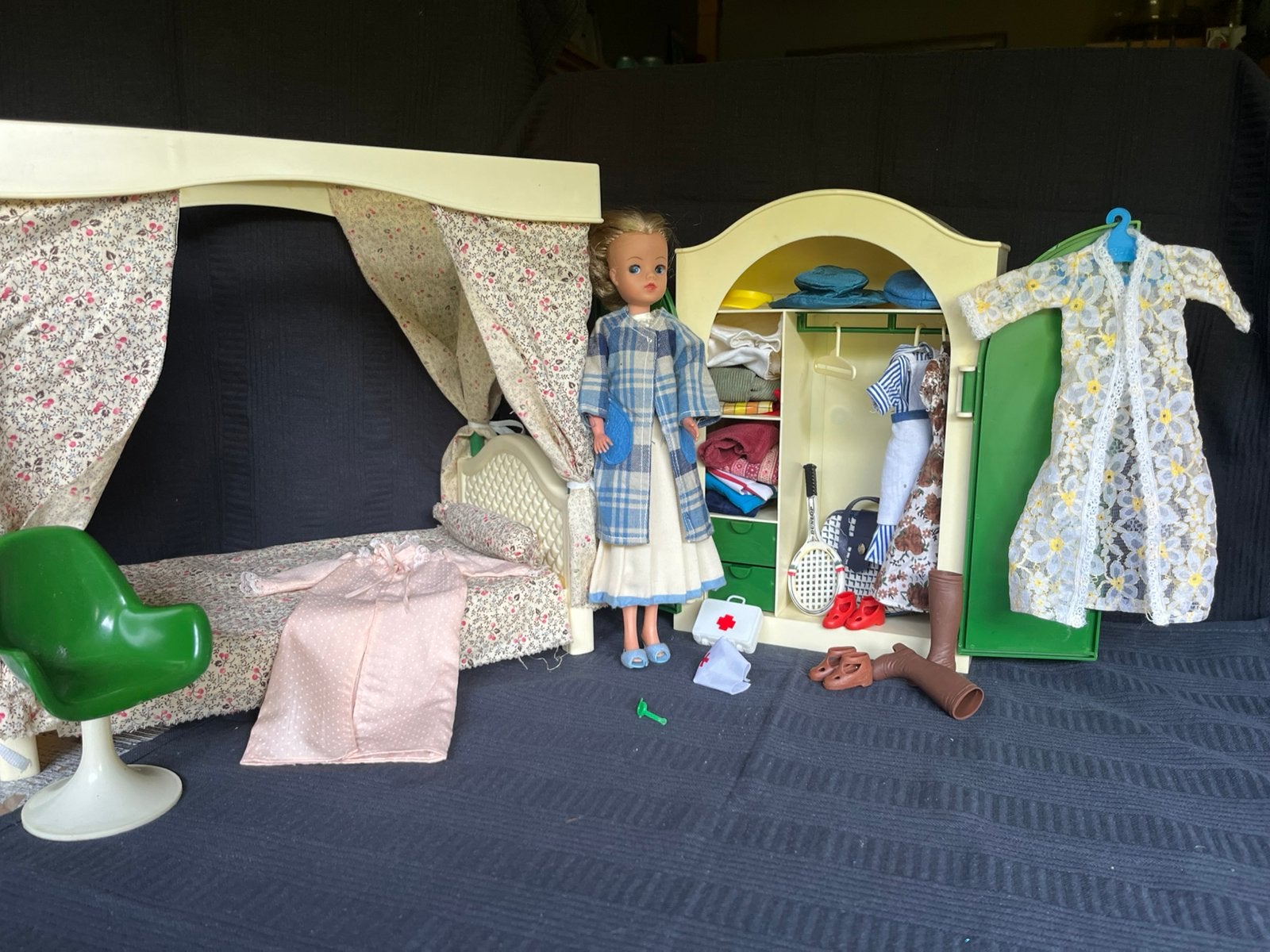 Vintage Fleur kast, stoel hemel bed en heel veel kleding., Ophalen of Verzenden, Zo goed als nieuw, Kleertjes