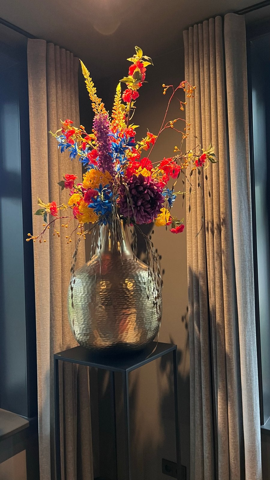 XXL Zijden Bloemen Boeket met Grote Gouden Vaas, Ophalen, Binnen, Zijde, Zo goed als nieuw