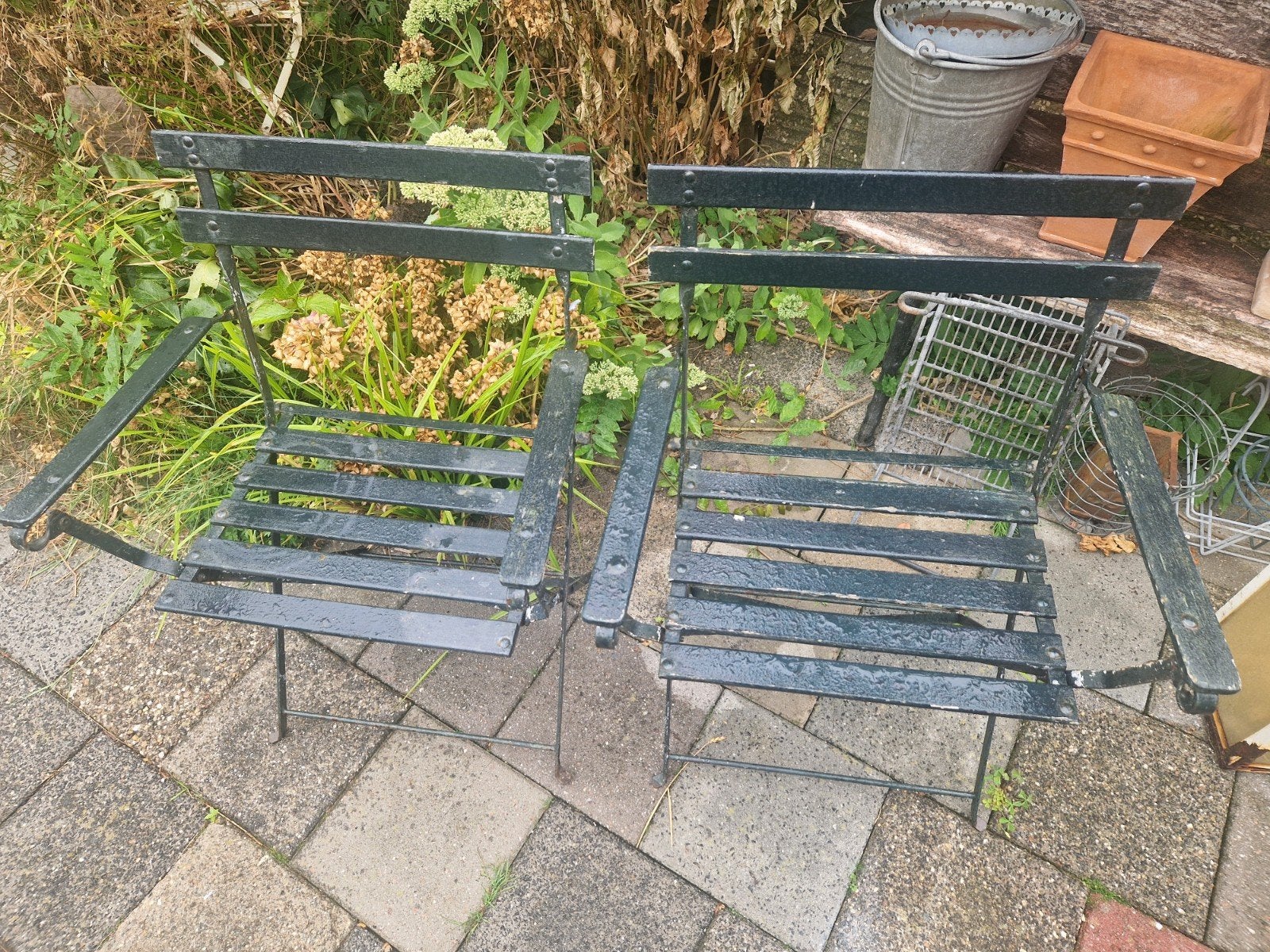 2 oude houten/ ijzeren tuinstoelen, Ophalen, Gebruikt, Metaal