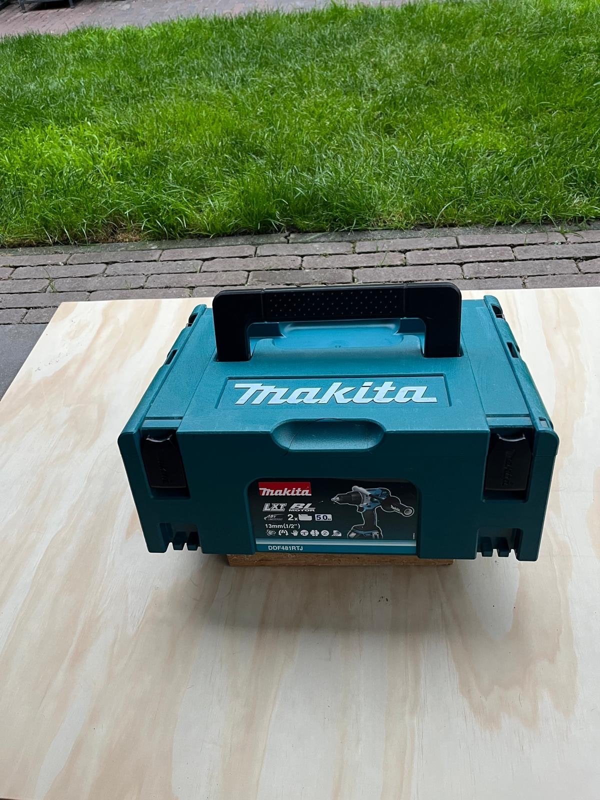 Makita Accu Schroefboormachine DDF481 18V 5.0Ah met lader, Ophalen, Zo goed als nieuw, Boor- en Schroefmachine