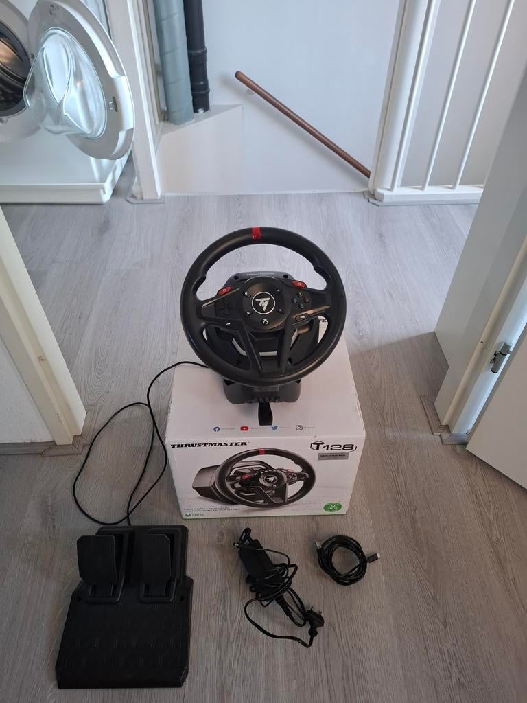 Racestuur Thrustmaster T128 met pedalen, Ophalen, Zo goed als nieuw, Stuurtje of Sportattribuut, Xbox Original
