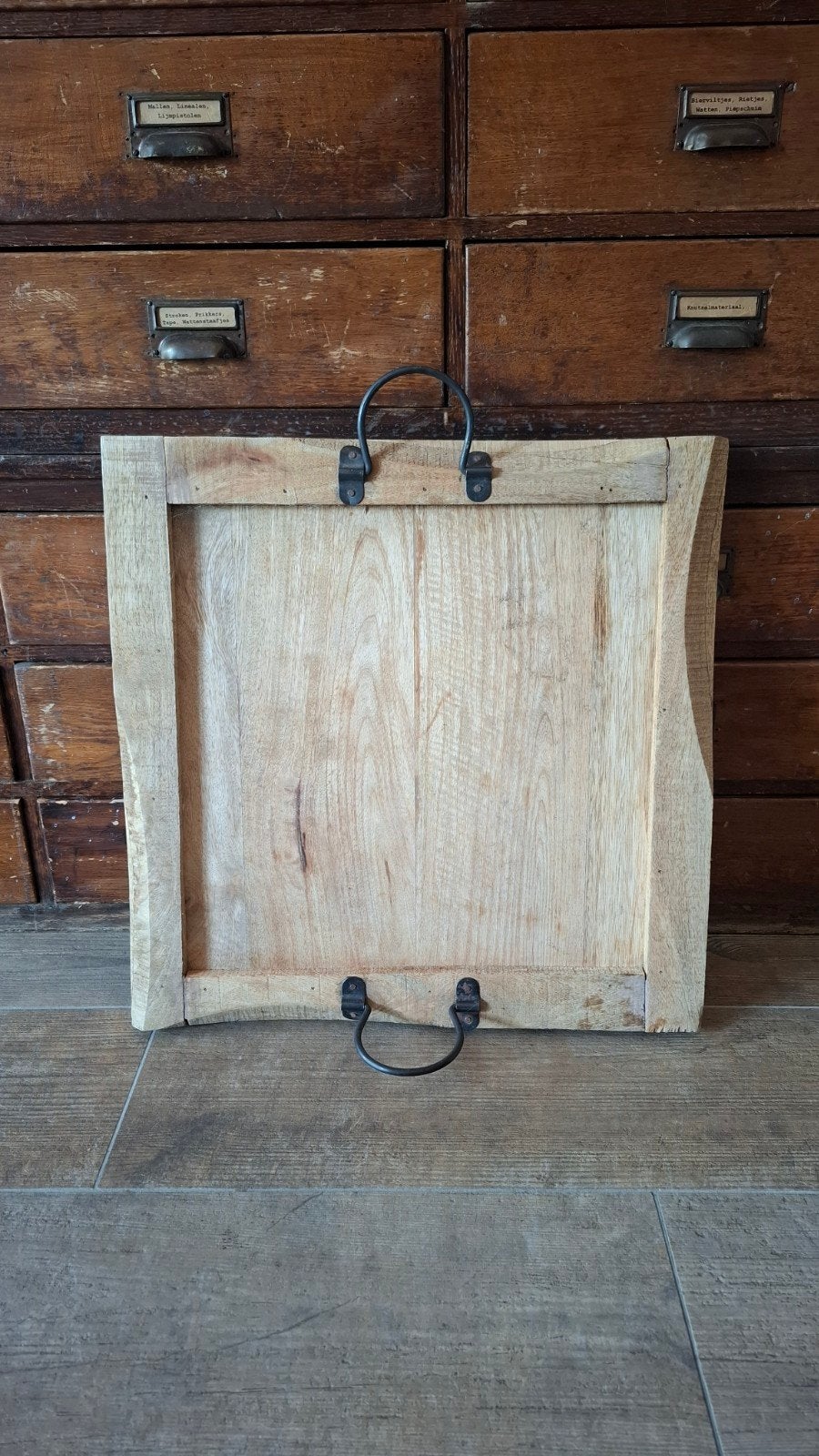 Landelijk dienblad met ijzeren handgrepen., Huis en Inrichting, Woonaccessoires | Dienbladen, Ophalen of Verzenden, Rechthoekig