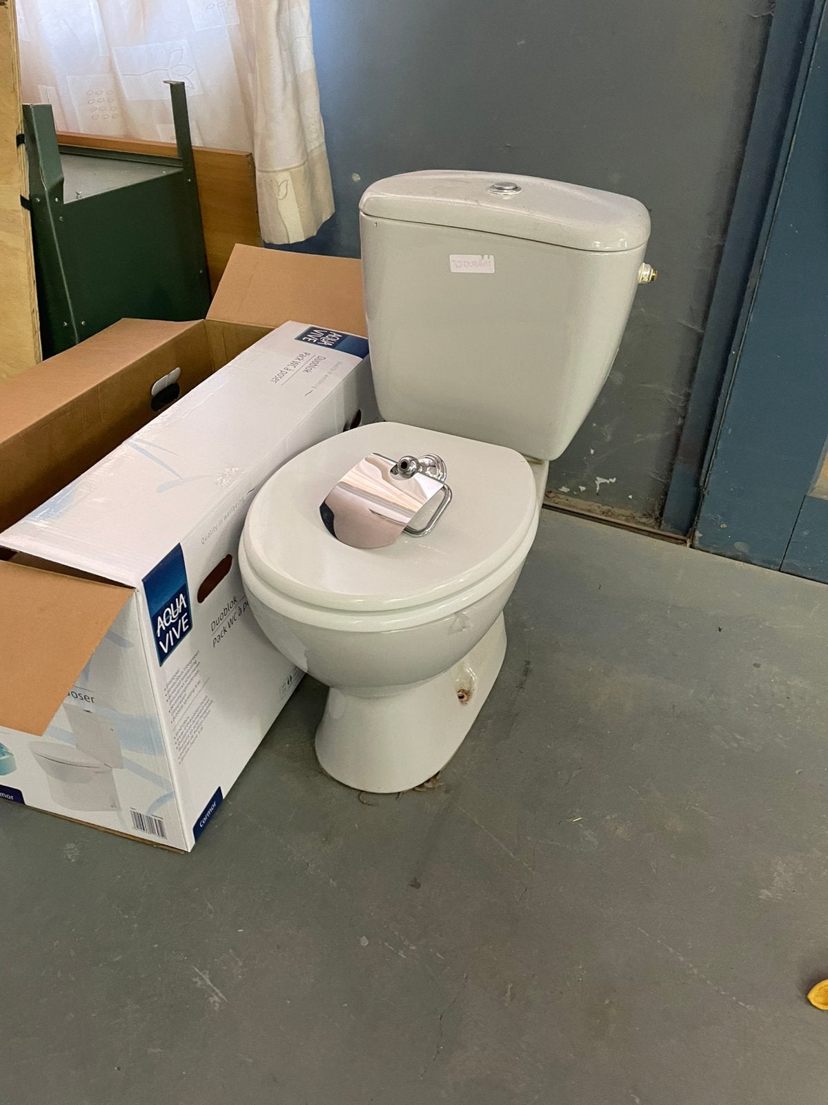 Oude toiletpot en fonteintje: leuk in de tuin (plantenbak), Ophalen, Gebruikt, Steen, Toilet