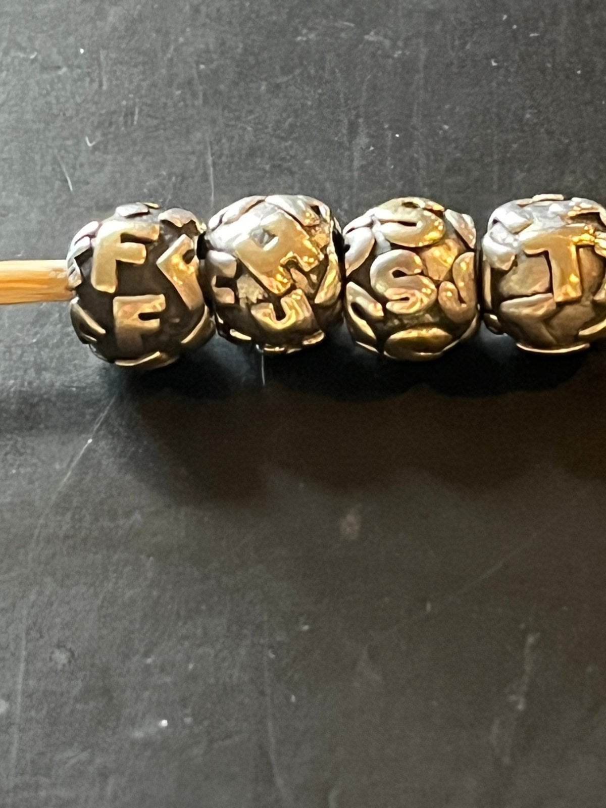Pandora letterbedels met goud., Ophalen of Verzenden, Zo goed als nieuw, Goud, Pandora