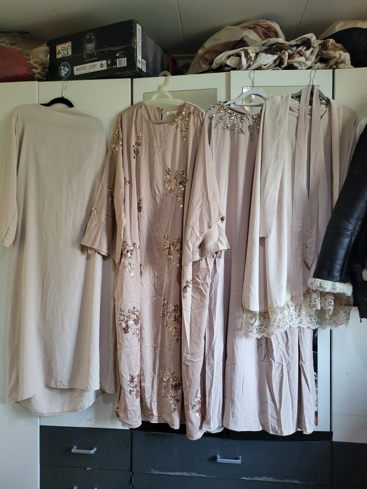4 Nieuwe Arabische Gewaden met Prijskaartje, Kleding | Dames, Ophalen of Verzenden, Nieuw, Maat 38/40 (M), Beige
