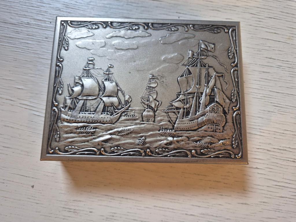 Vintage blikken doos met schepen reliëf, Verzamelen, Gebruikt, Ophalen of Verzenden, X, X