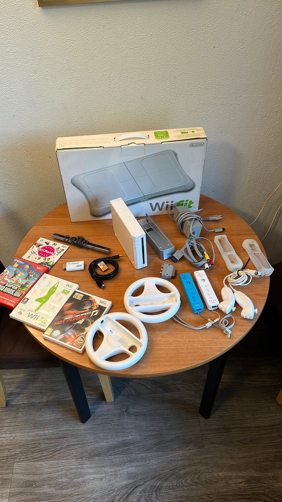 Wii console met stuurtjes nunchucks en adapter hdmi, Ophalen of Verzenden, Zo goed als nieuw, Met 2 controllers, Met stuurtje