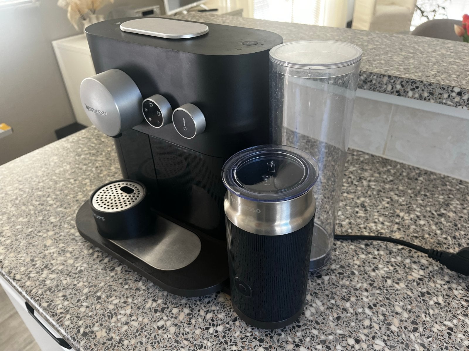 Nespresso Vertuo Next met  melkopschuimer, Ophalen, Koffiemachine, Zo goed als nieuw, 1 kopje