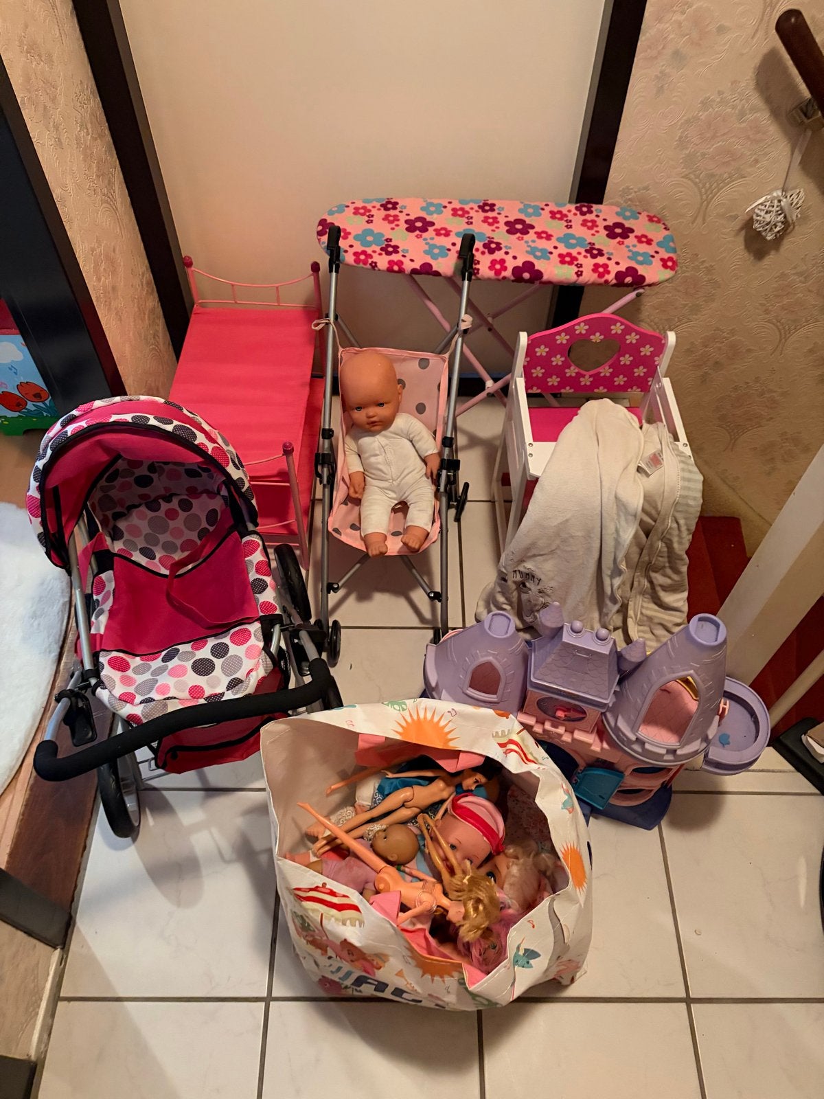Grote partij poppenspeelgoed: wagen, buggy, bedje, poppen, Ophalen, Gebruikt, Babypop