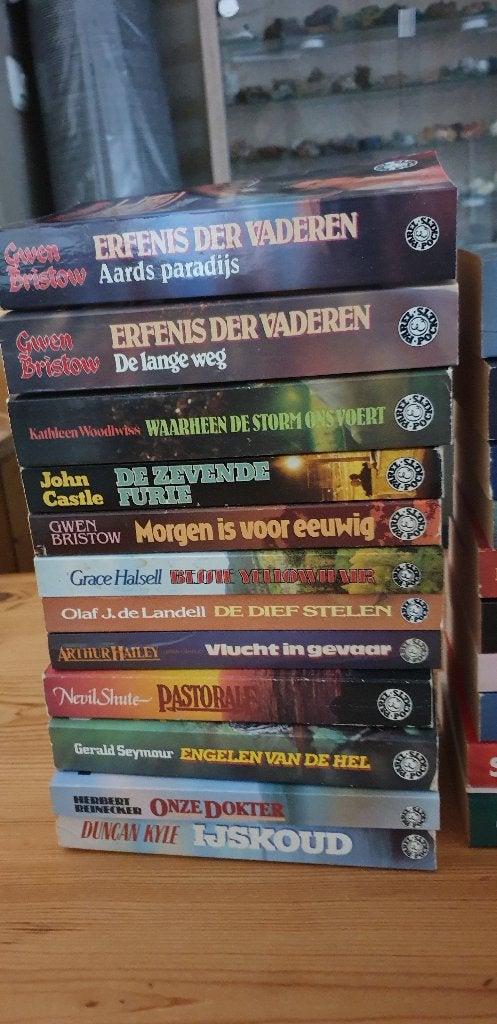 boeken uit de parel pockets., Ophalen of Verzenden, Gelezen