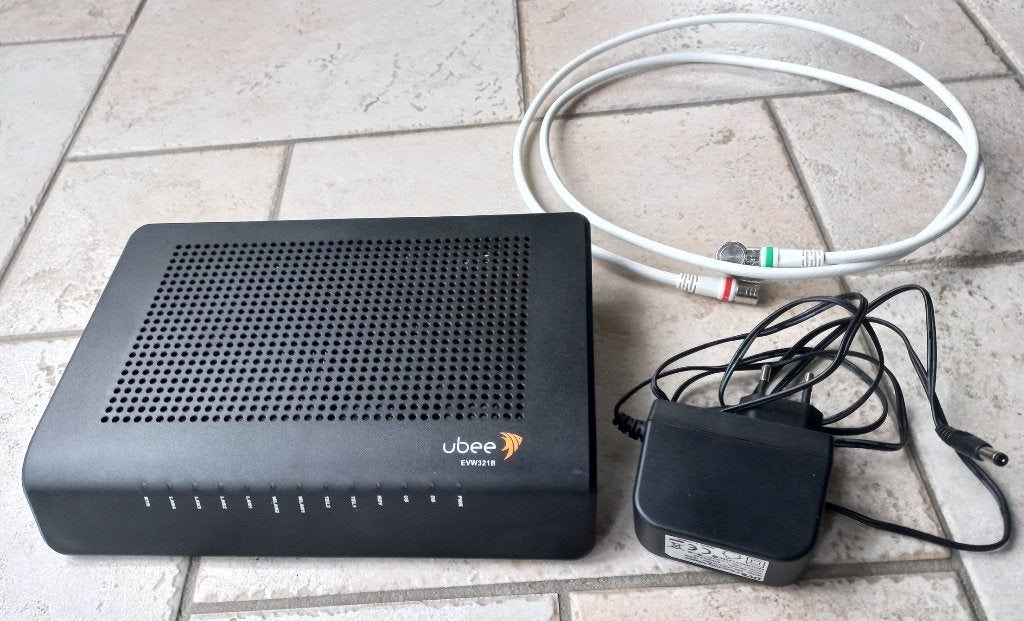 UBEE EVW321B modem/router incl adapter en F-Connector kabel, Ophalen of Verzenden, Zo goed als nieuw