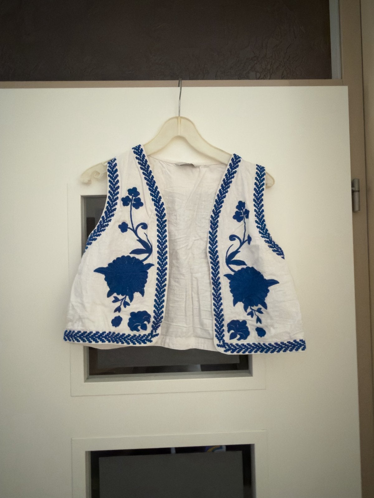 Wit gilet met blauw borduursel Only maat S, Ophalen of Verzenden, Zo goed als nieuw, Maat 36 (S), Wit