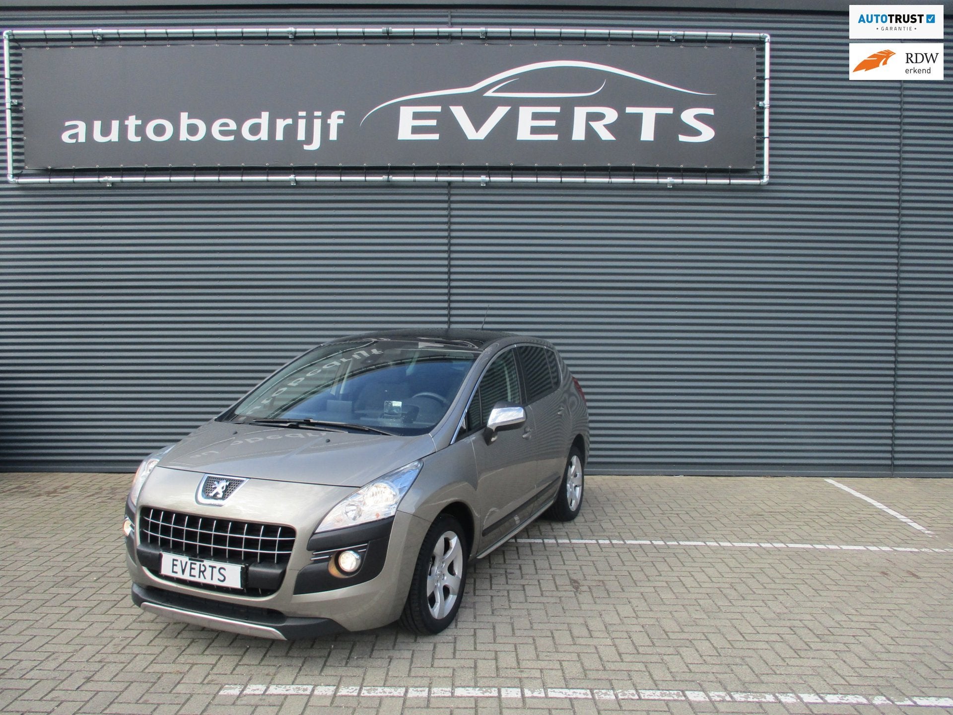 Peugeot 3008 1.6 e-HDI Active 115001 Km met rapport en boekj, Auto's, Stof, 4 cilinders, Bedrijf, Grijs