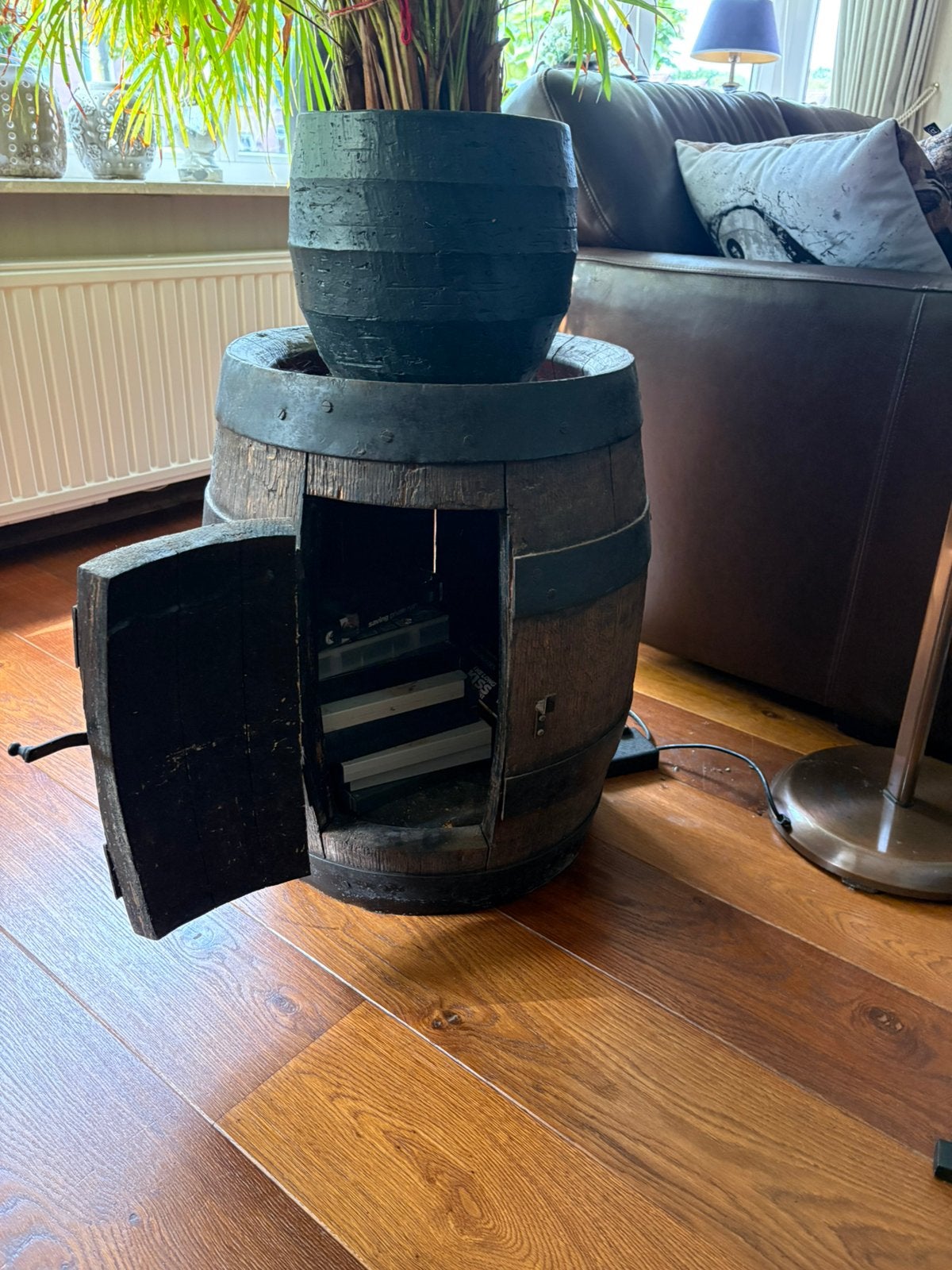 Decoratief wijnvat met deurtje, Ophalen