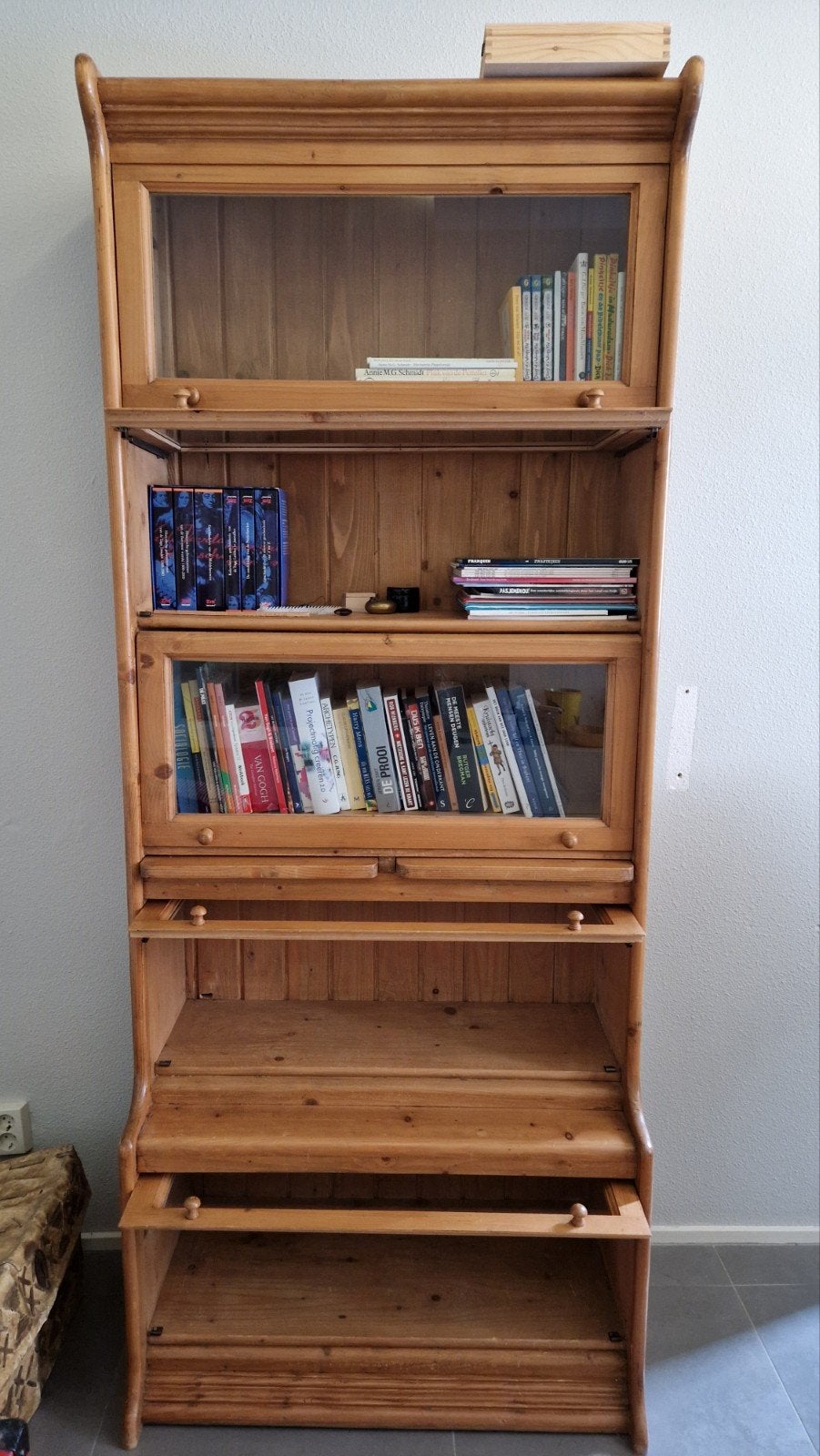 Grenen boekenkast met glasklep en werkblad, Ophalen