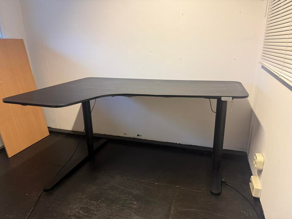IKEA BEKANT elektrisch verstelbaar zit / sta bureau zwart, Huis en Inrichting, Bureaus, Ophalen, Elektrisch, Zo goed als nieuw