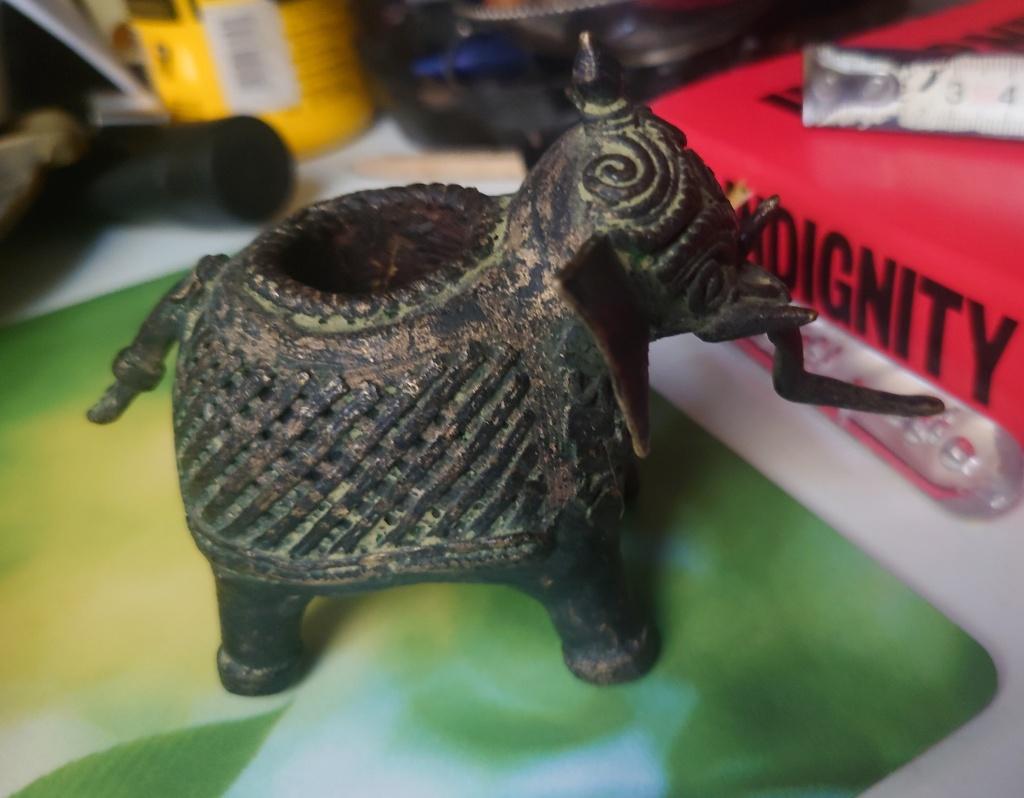 19de eeuw bronzen kandelaar - Olifant, Indie? Indonesië?, Antiek en Kunst, Antiek | Kandelaars, Ophalen of Verzenden, Koper of Brons
