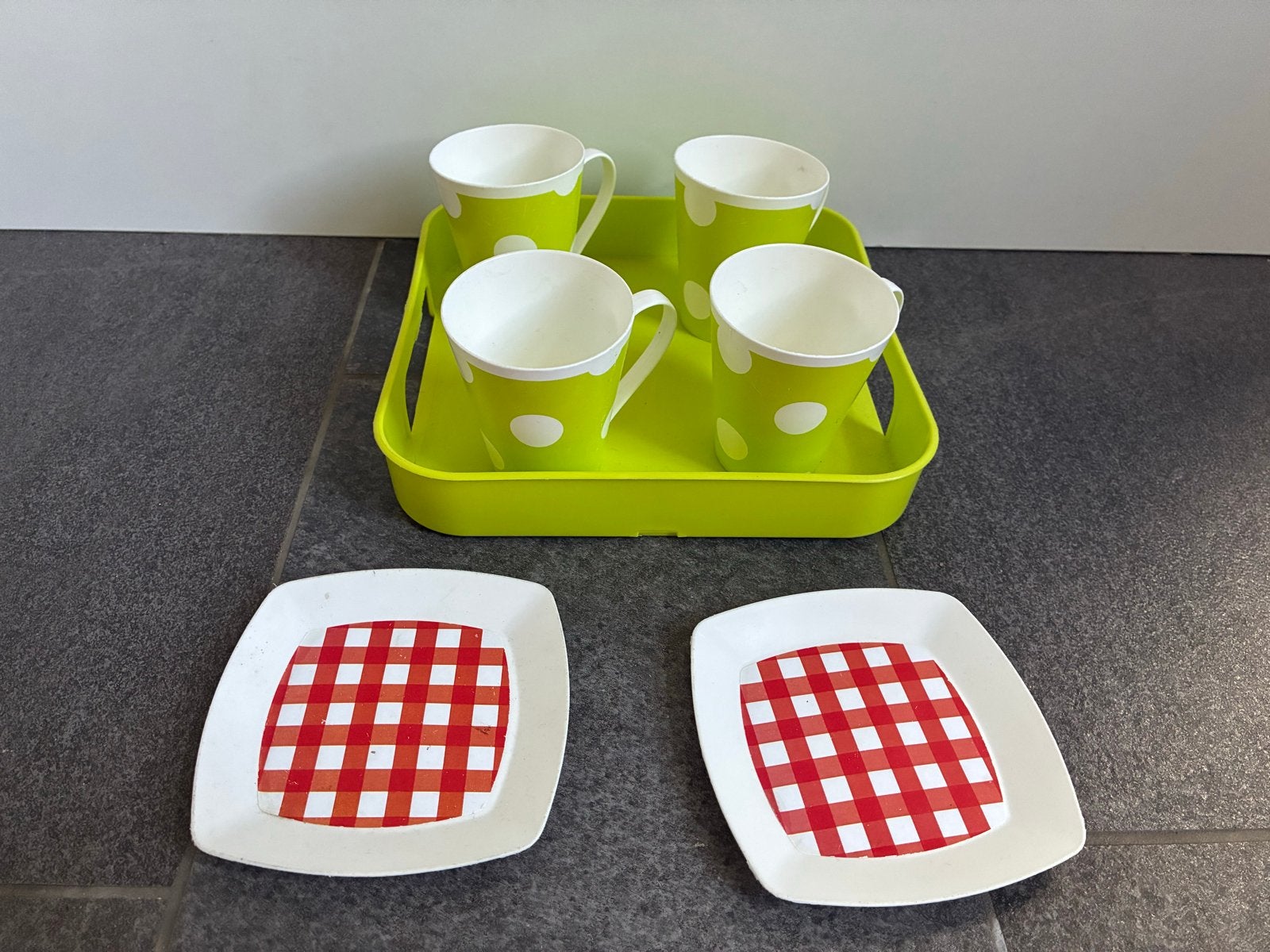 Leuk servies setje met dienblad, bekers en bordjes, Kunststof, Gebruikt, Overige merken, Ophalen of Verzenden