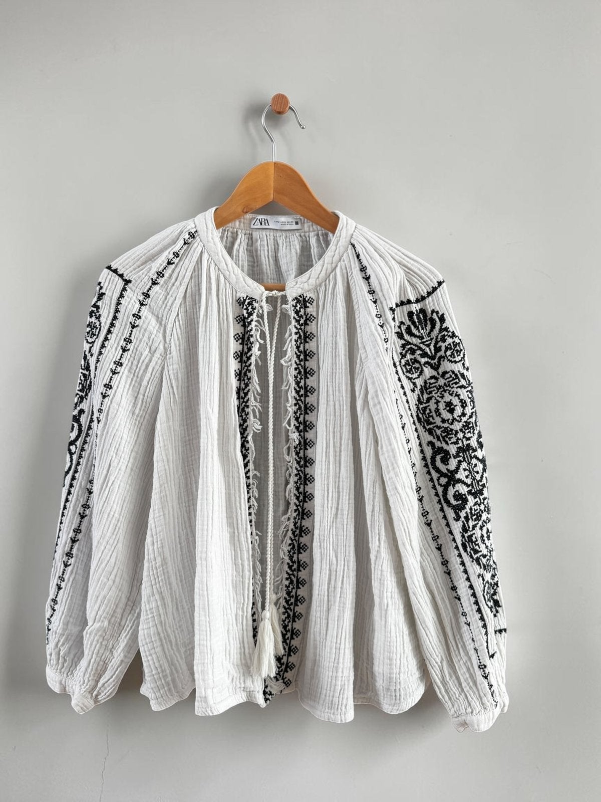 Zara blouse top wit zwart embroidery vest maat M medium 38, Ophalen of Verzenden, Zo goed als nieuw, Maat 38/40 (M), Wit