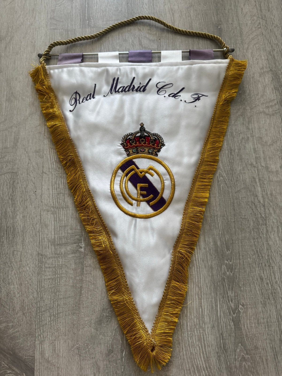 Real Madrid C.F. wedstrijd vaantje geborduurd, Ophalen of Verzenden, Zo goed als nieuw