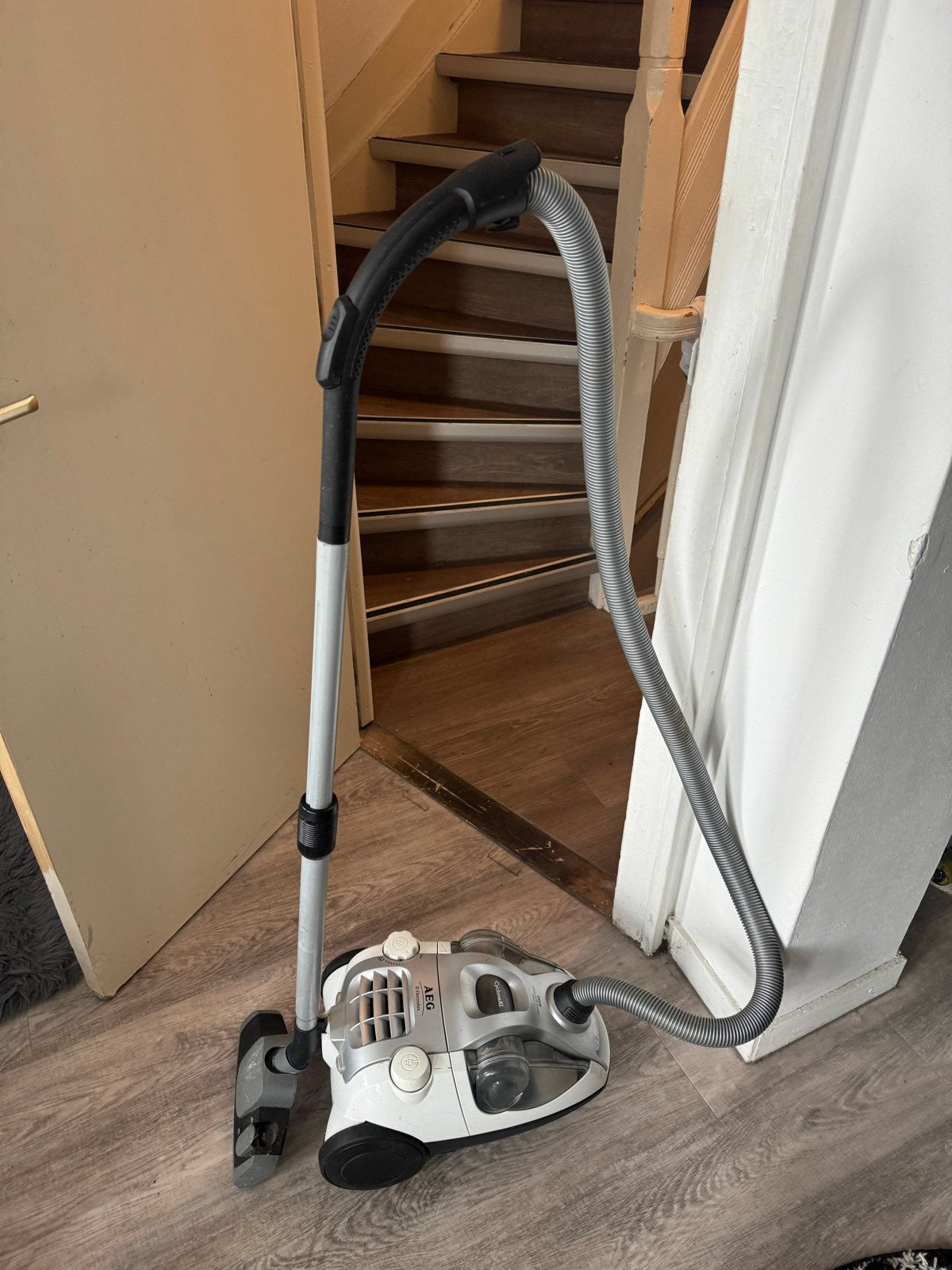 AEG Electrolux CycloneXL Stofzuiger 2000W, Gebruikt, Ophalen of Verzenden, 2000 watt of meer, Sledestofzuiger