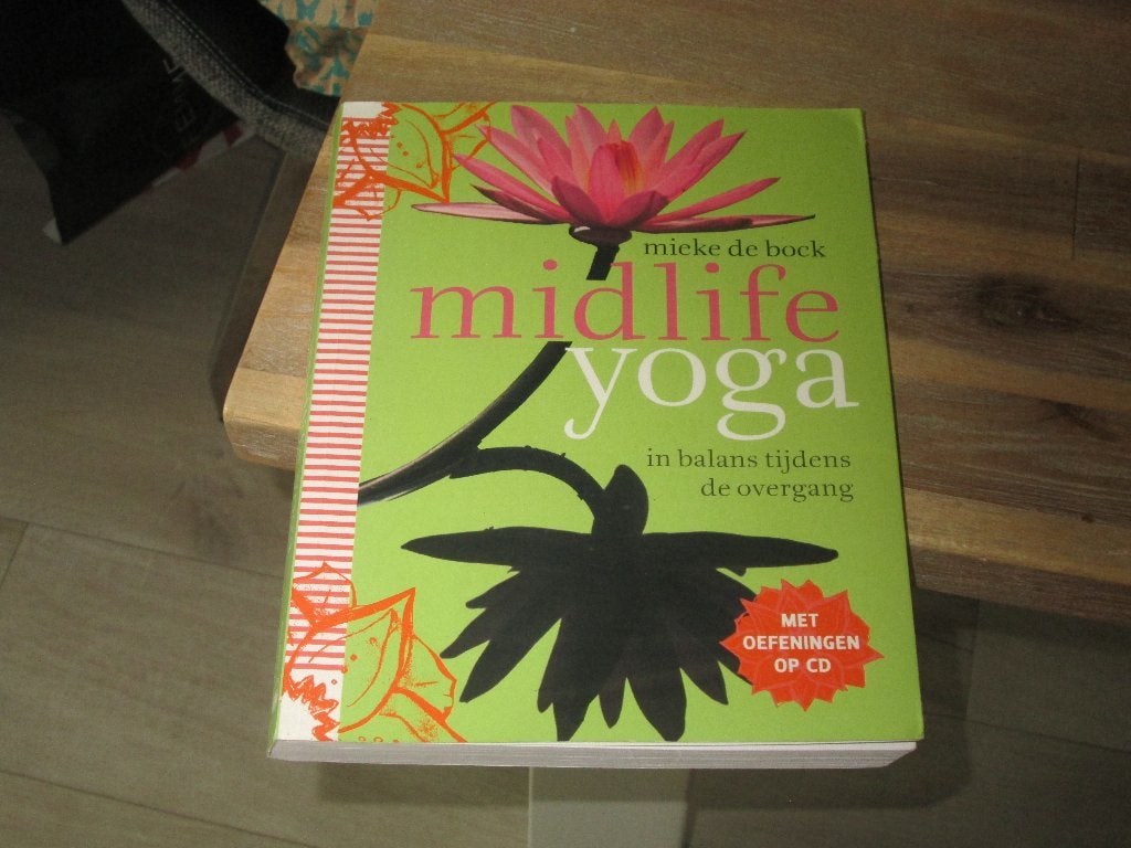Midlife Yoga: In balans tijdens de overgang (met CD), Boeken, Meditatie of Yoga, Mieke de Bock, Ophalen of Verzenden, Zo goed als nieuw