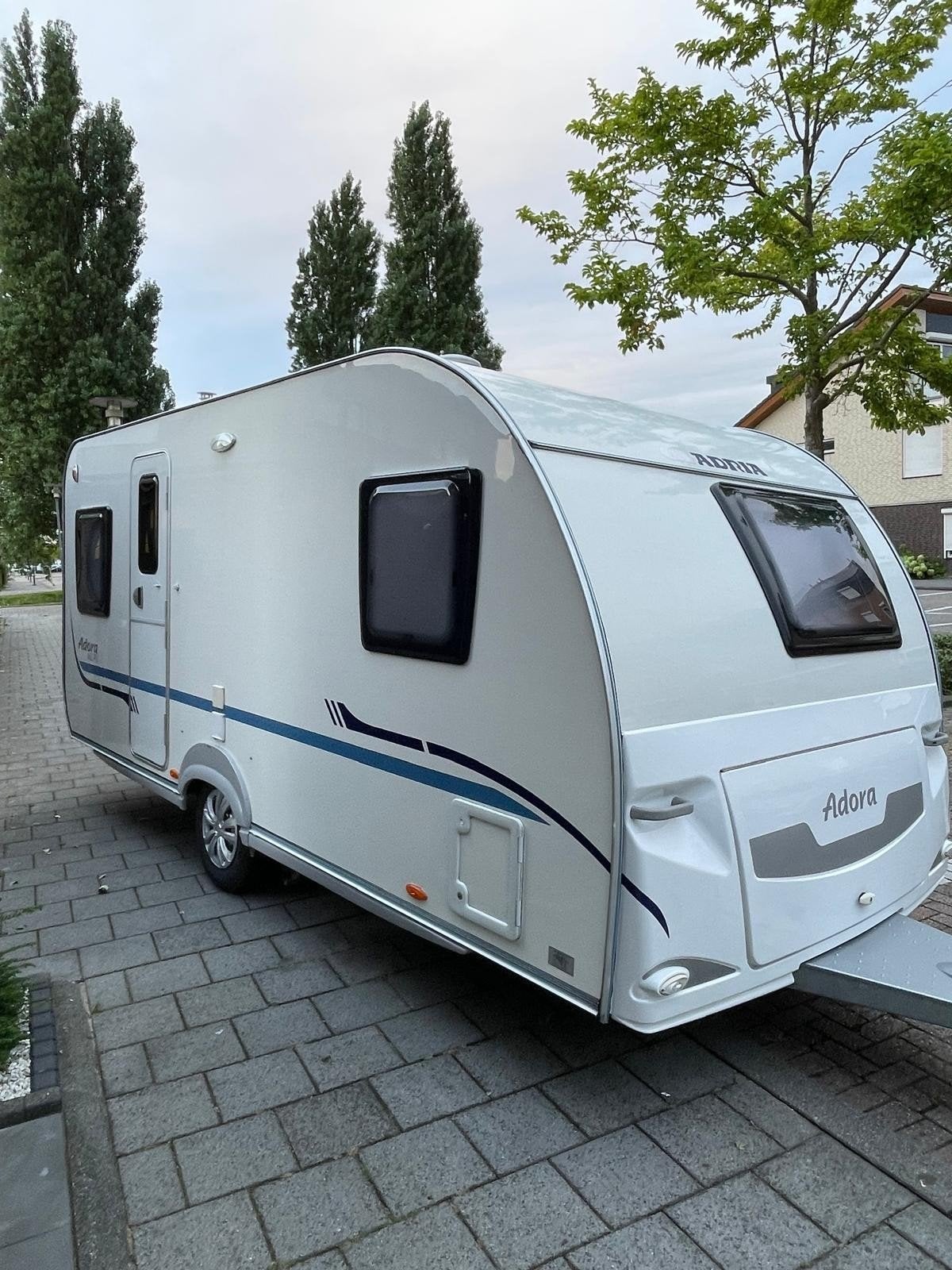 Keurige Adria Adora 462 PU (2010), Rondzit, Frans bed, Particulier, Kachel