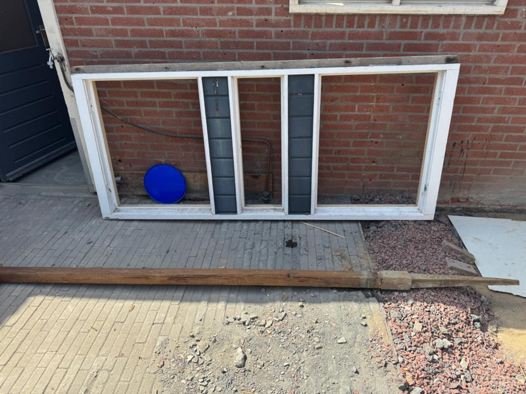 Raamkozijn gratis op te halen, Doe-het-zelf en Verbouw, Kozijnen en Schuifpuien, Raamkozijn, Zo goed als nieuw, Hout, Ophalen