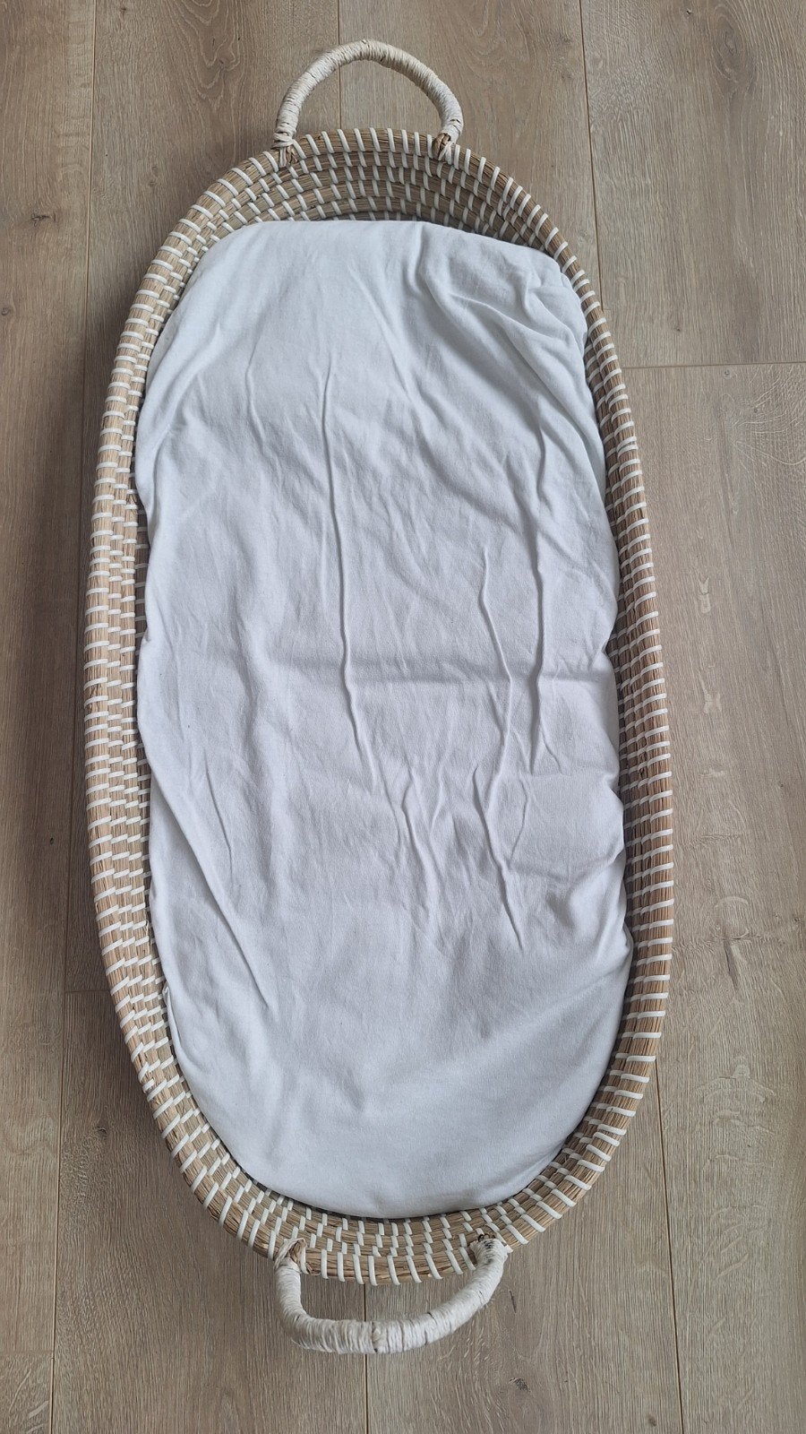 Mozes mandje met matrasje en hoeslakens wit en taupe/bruin, Kinderen en Baby's, Babywiegjes en Ledikanten, Ophalen, Zo goed als nieuw