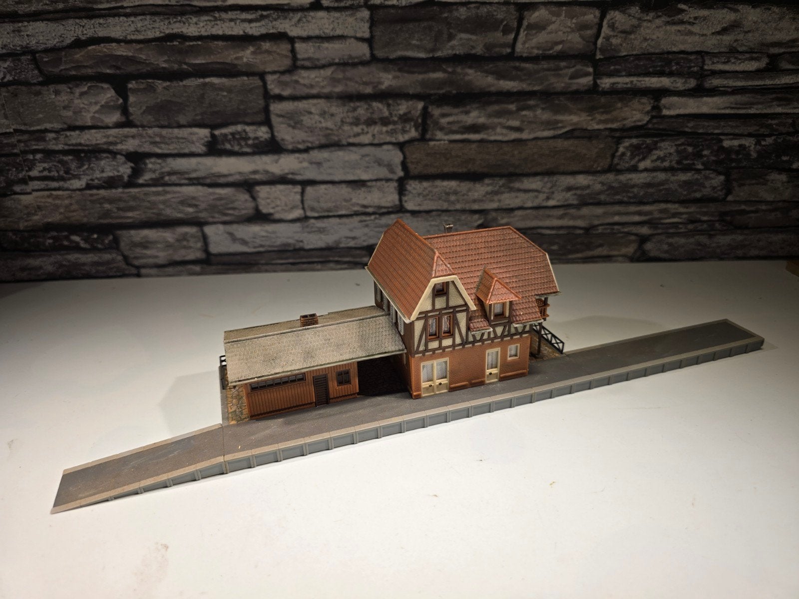 klein station met perron N spoor trein 1:160, Overige merken, Gebruikt, Gelijkstroom of Wisselstroom, Brug, Tunnel of Gebouw