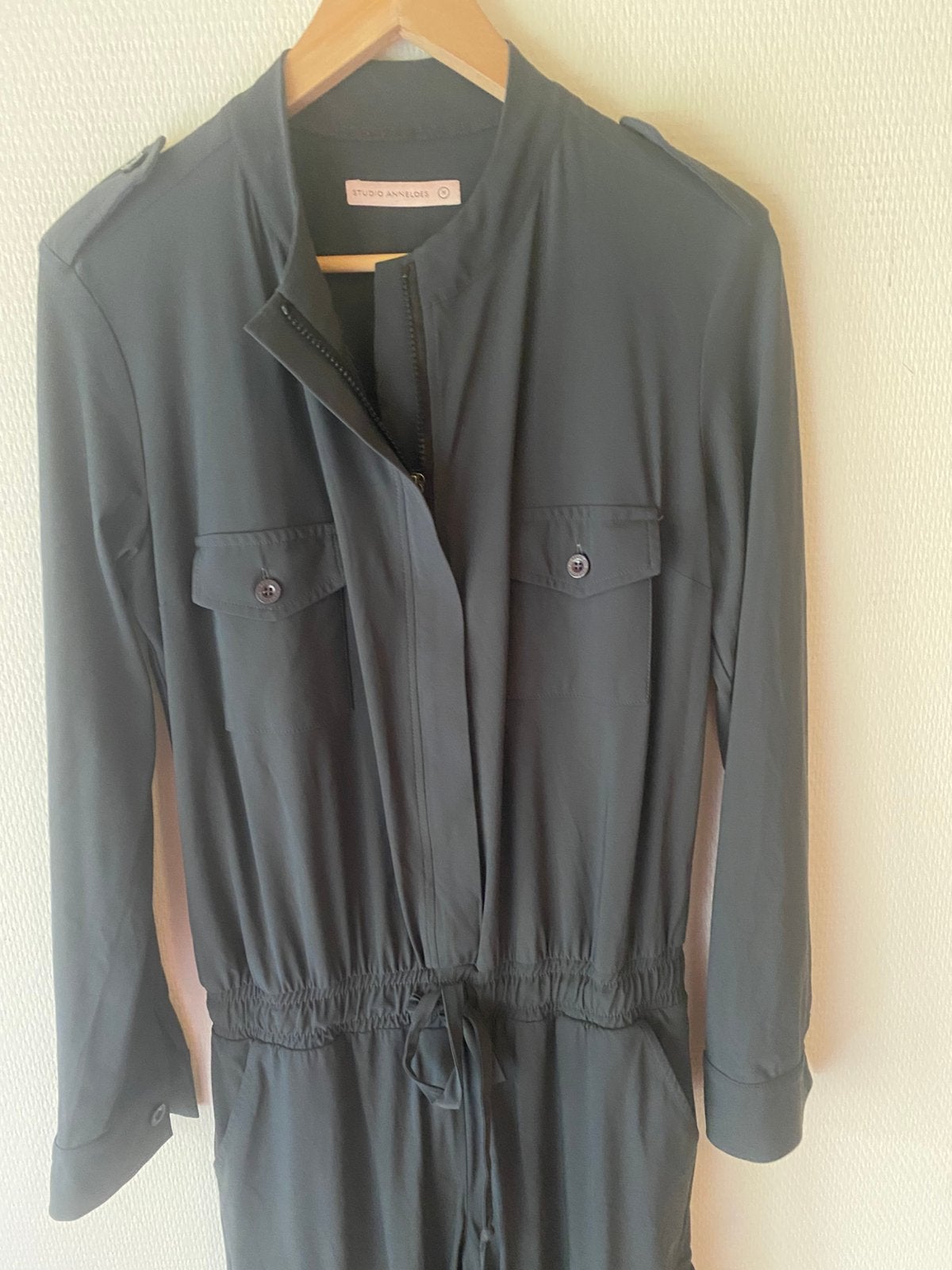 Als nieuw jumpsuit Studio Anneloes. Maat M/L. Grijs, Ophalen of Verzenden, Zo goed als nieuw, Grijs