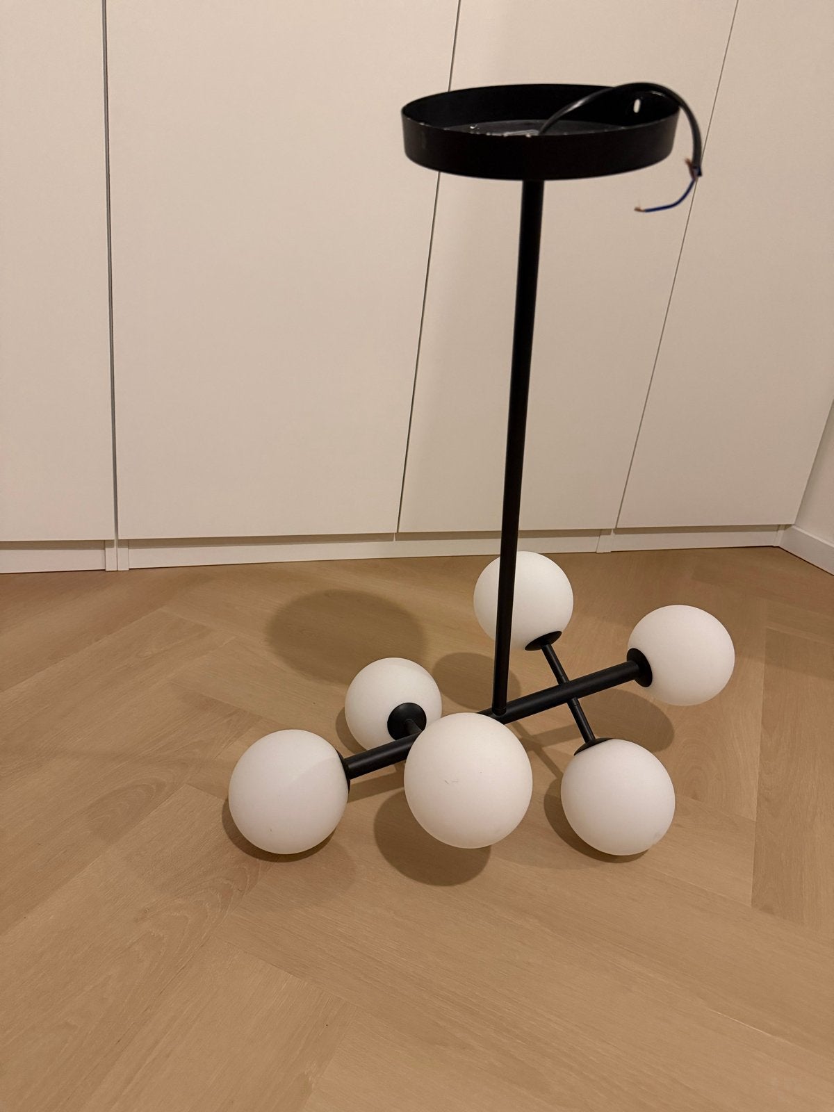 Moderne Zwarte Hanglamp met witte Bollen, Ophalen of Verzenden, Zo goed als nieuw, Metaal, E14 (klein)