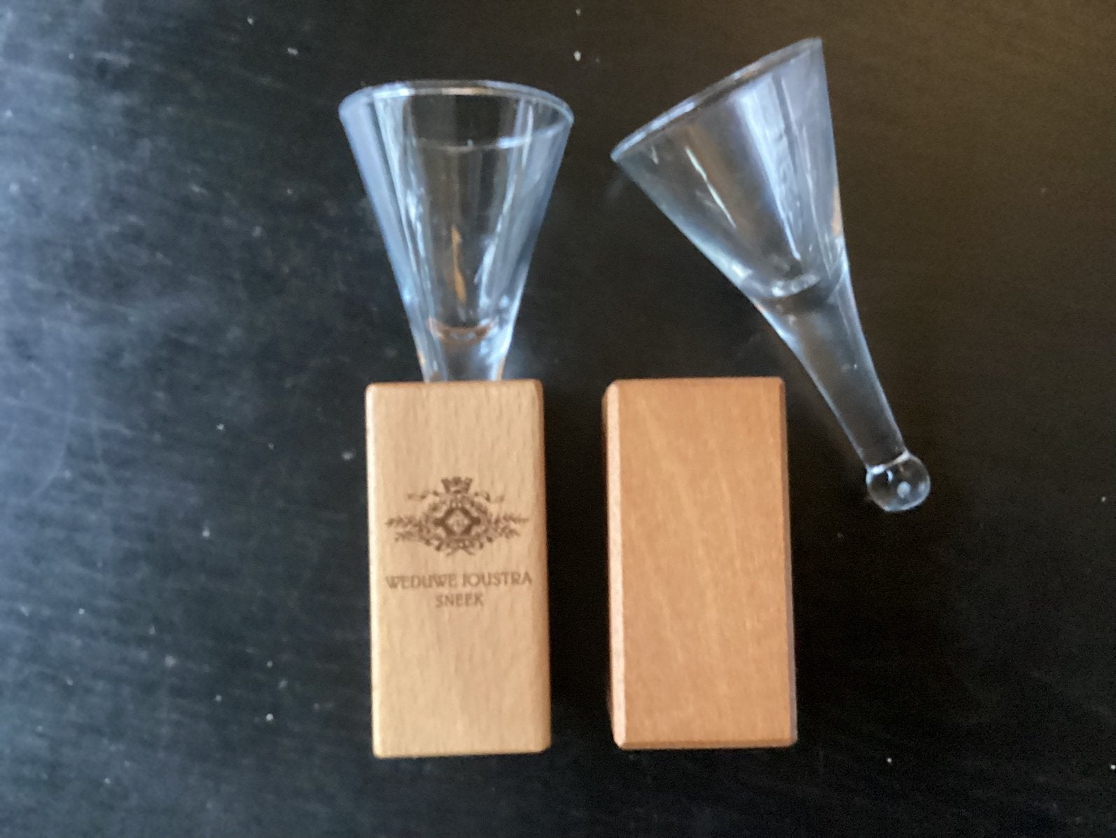 Bijzondere Fúgeltjes: Weduwe Joustra & uniek logo-loos exemp, Verzamelen, Ophalen of Verzenden, Zo goed als nieuw, Borrel- of Shotglas