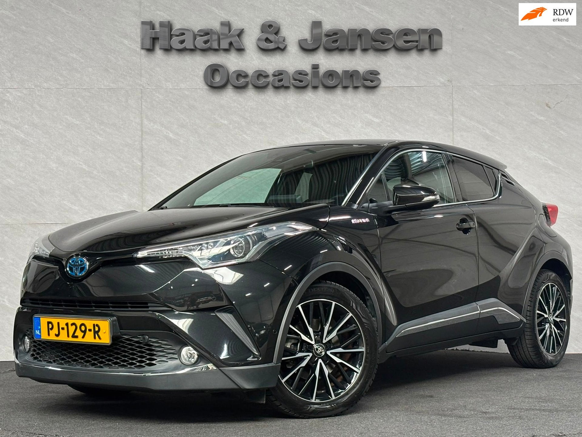 Toyota C-HR 1.8 Hybrid Executive - Acc - Lane - Stoelverwarm, Auto's, Euro 6, 4 cilinders, Leder en Stof, Zwart