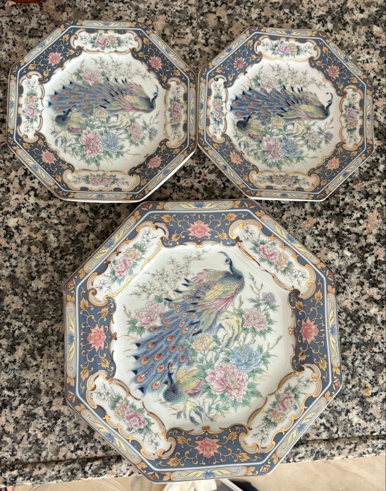 3 Japanse Imari-stijl pauwenborden en bijpassende aansteker, Antiek en Kunst, Ophalen