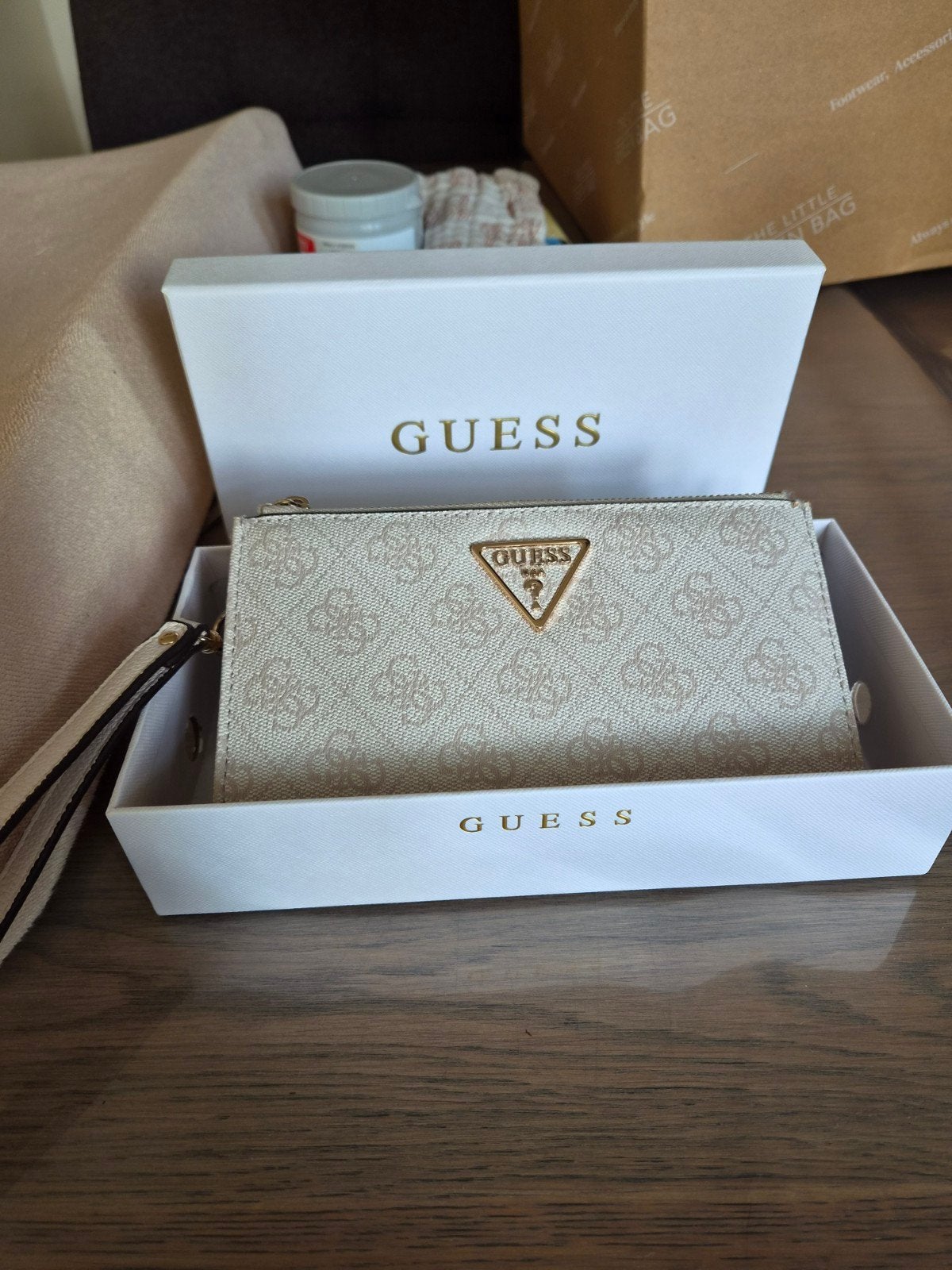 Guess portemonnee - Zo goed als nieuw, Sieraden, Tassen en Uiterlijk, Portemonnees, Ophalen of Verzenden, Zo goed als nieuw, Beige